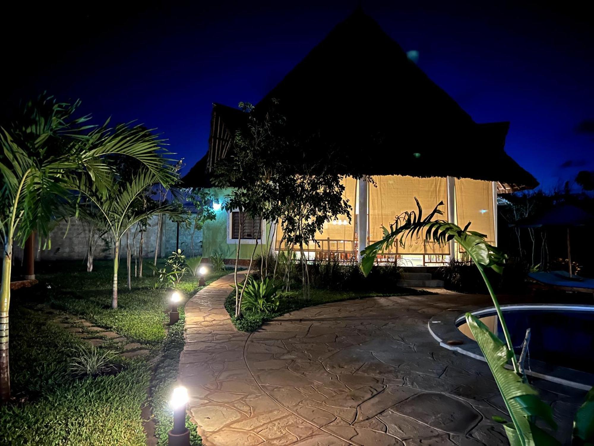 Paradiesische Villa Maisha Mazuri Mit Pool. Terrasse Und Personal Діані-Біч Екстер'єр фото